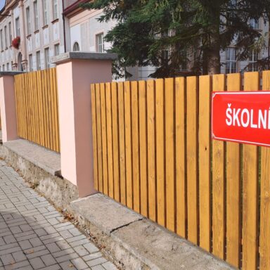 Nový plot u ZŠ v Sedlci