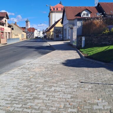 Nový chodník v centru Starého Plzence
