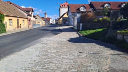 Nový chodník v centru Starého Plzence